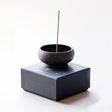 Håndlavet Wabi Sabi røgelsesholder i stentøj fra Ume Incense med guldkuppel-holder og luksus gaveæske