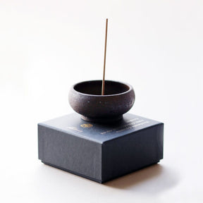Håndlavet Wabi Sabi røgelsesholder i stentøj fra Ume Incense med guldkuppel-holder og luksus gaveæske