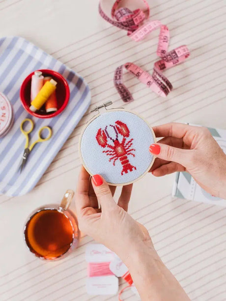 Cotton Clara Hummer DIY korsstingskit med træramme og plastfri æske