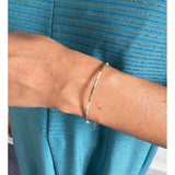 Kira Armbånd i 24k forgyldt genanvendt sterling sølv med Miyuki-glasperler i farven Dusty Green fra Nuni Copenhagen