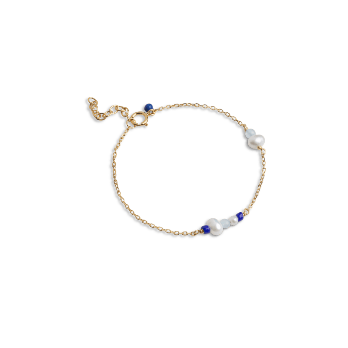 ENAMEL Copenhagen Sofia armbånd i marine farve med forgyldt kæde og små emaljedetaljer