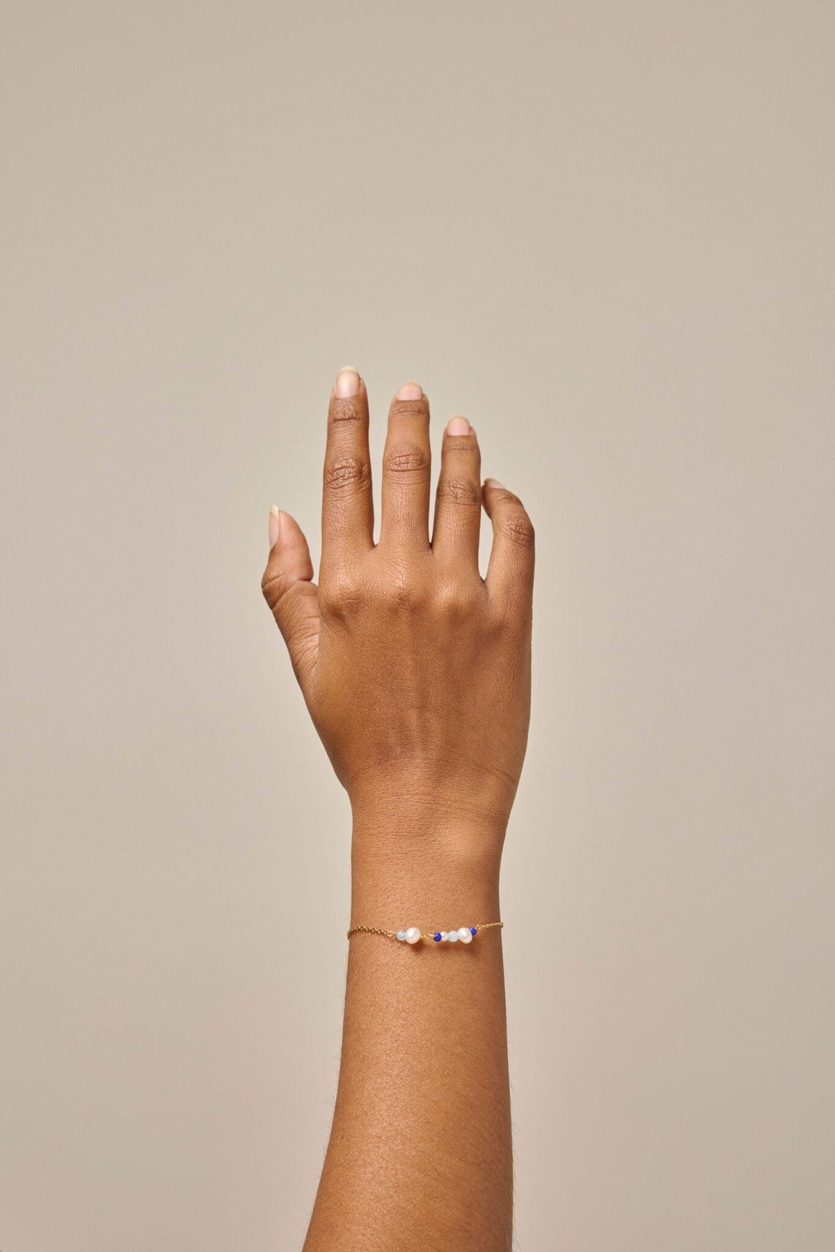 ENAMEL Copenhagen Sofia armbånd i marine farve med forgyldt kæde og små emaljedetaljer
