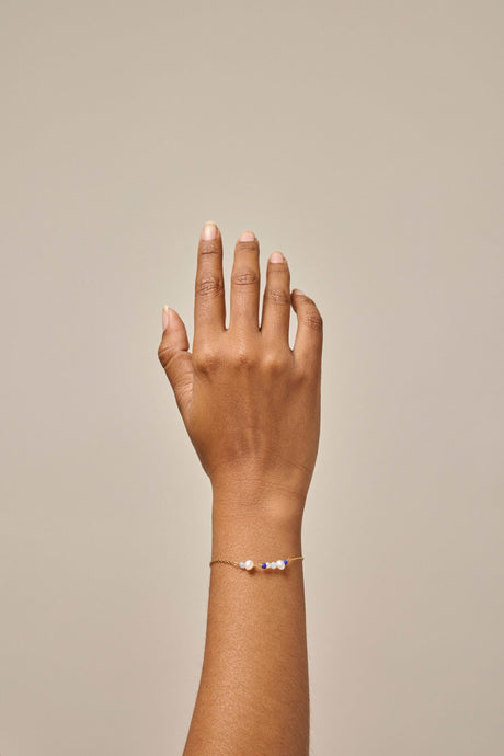 ENAMEL Copenhagen Sofia armbånd i marine farve med forgyldt kæde og små emaljedetaljer