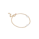 ENAMEL Copenhagen Sofia armbånd med perler i forgyldt sterling sølv med fine hvide perledetaljer