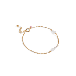 ENAMEL Copenhagen Sofia armbånd med perler i forgyldt sterling sølv med fine hvide perledetaljer