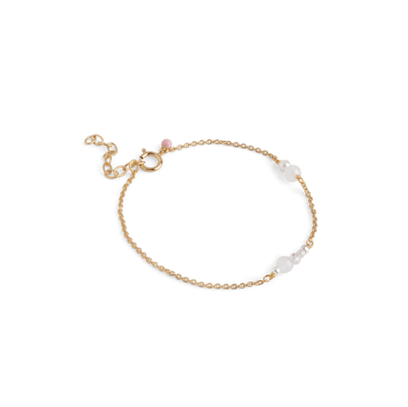 ENAMEL Copenhagen Sofia armbånd med perler i forgyldt sterling sølv med fine hvide perledetaljer