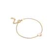 ENAMEL Copenhagen Amore armbånd i guld med hjertevedhæng i farven Daisy