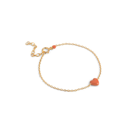 ENAMEL Copenhagen Amore armbånd i guld med hjertevedhæng i farven Light Coral