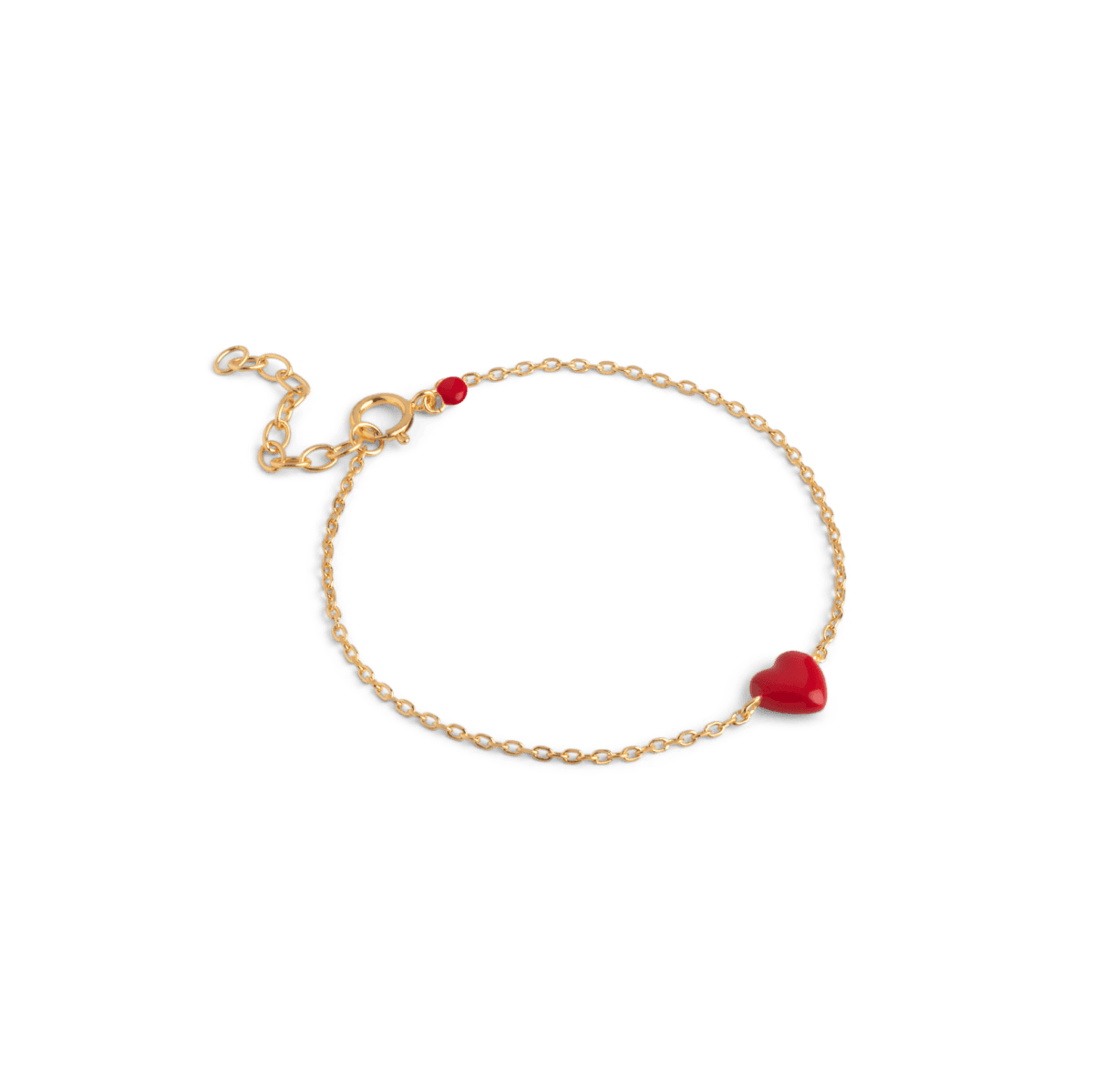 ENAMEL Copenhagen Amore armbånd i forgyldt sterling sølv med lille rødt hjerte i emalje
