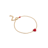 ENAMEL Copenhagen Amore armbånd i forgyldt sterling sølv med lille rødt hjerte i emalje