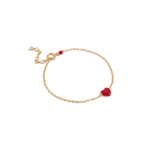 ENAMEL Copenhagen Amore armbånd i forgyldt sterling sølv med lille rødt hjerte i emalje