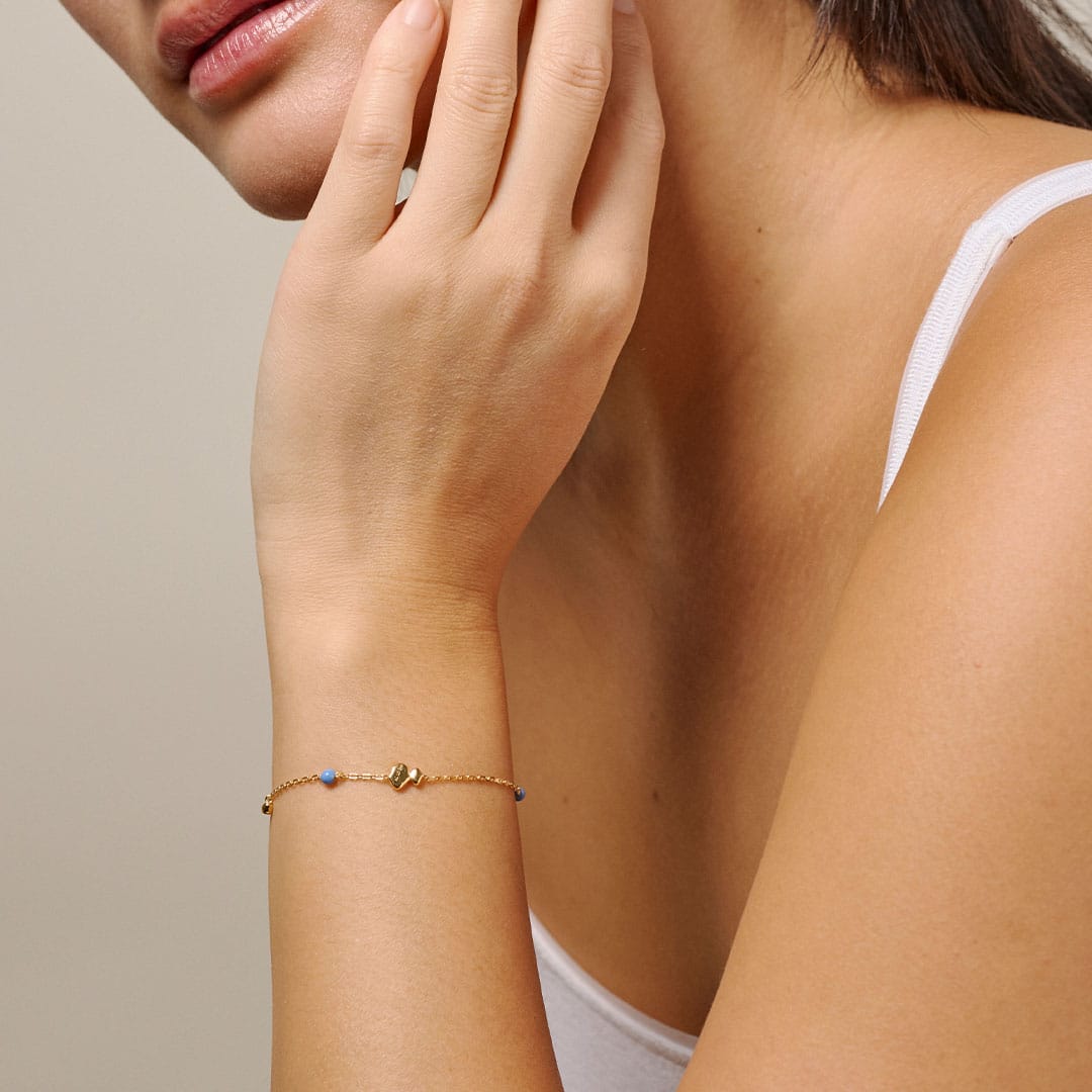 ENAMEL Copenhagen Melia armbånd i cornflower blå med forgyldt kæde