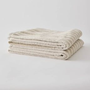 Stribet beige badehåndklæde i 100 % bomuld fra Tell Me More – Bonnie 70x140 cm