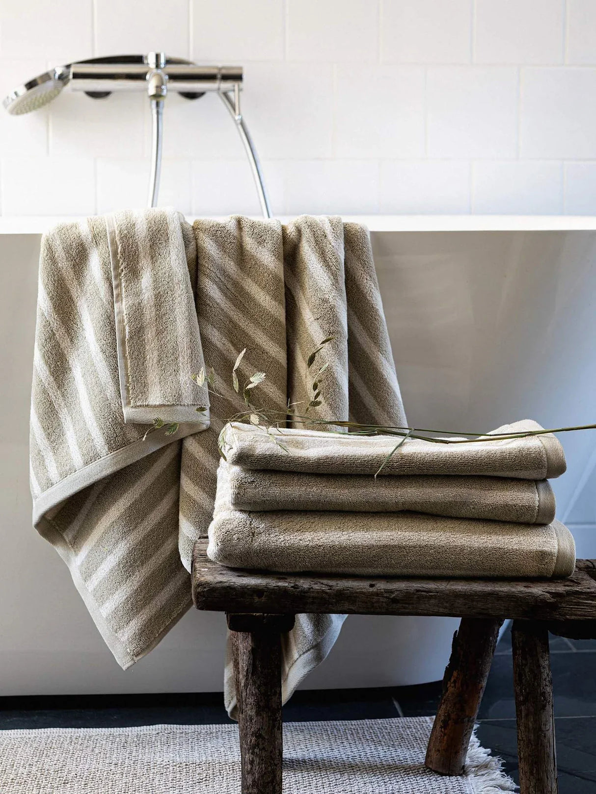 Stribet beige badehåndklæde i 100 % bomuld fra Tell Me More – Bonnie 70x140 cm