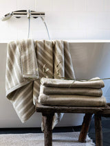 Stribet beige badehåndklæde i 100 % bomuld fra Tell Me More – Bonnie 70x140 cm