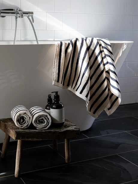 Stribet sort og hvid badehåndklæde i 100 % bomuld fra Tell Me More – Bonnie 70x140 cm