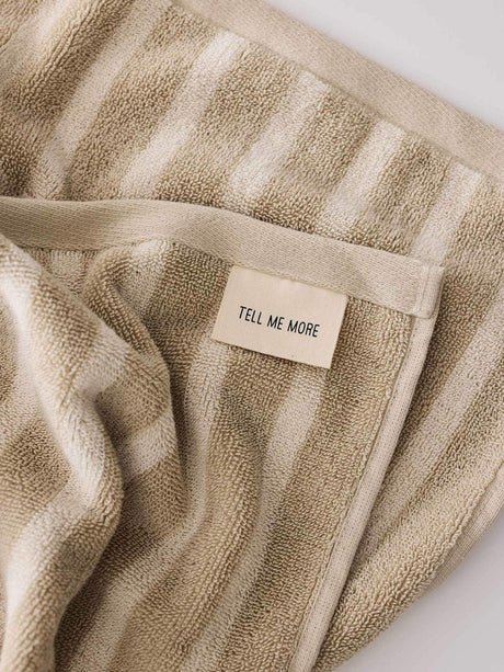 Tell Me More – Bonnie stribet badehåndklæde – Beige – 70 x 140 cm
