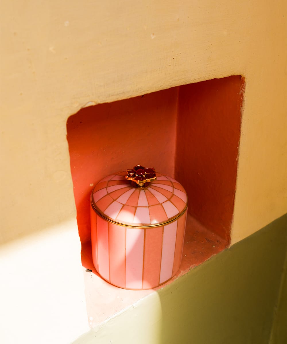 Doing Goods Cameron Circus Box Large Pink – håndlavet dekorativ smykkeæske med pink striber og gylden knop