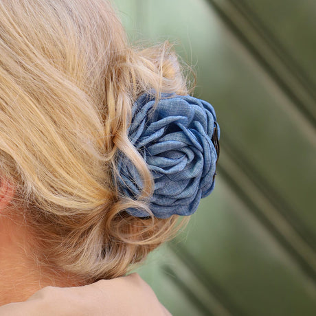Daisy hårklemme i denim fra By Stær – lille hårklemme med blomst i acetat og tekstil
