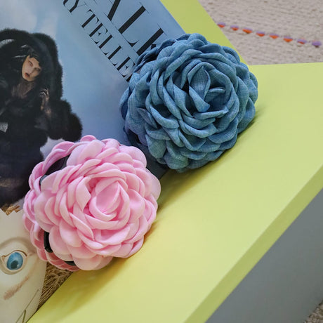 Daisy hårklemme i denim fra By Stær – lille hårklemme med blomst i acetat og tekstil