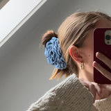 Daisy hårklemme i denim fra By Stær – stor hårklemme med blomst i acetat og tekstil