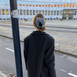 Daisy hårklemme i denim fra By Stær – stor hårklemme med blomst i acetat og tekstil