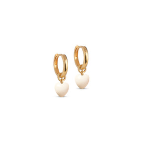 ENAMEL Copenhagen Amore hoops i guld med aftageligt hjertevedhæng i Daisy