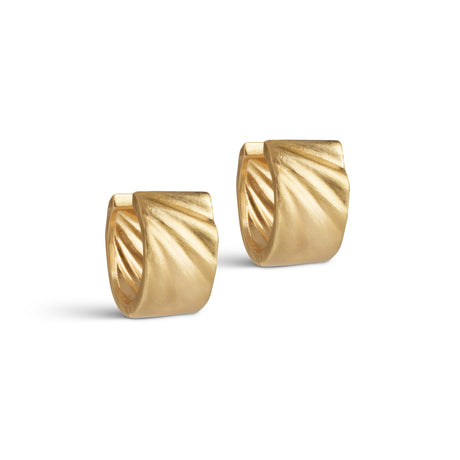 ENAMEL Copenhagen Wave Wide guldbelagte brede creoler med skulpturel bølgeform
