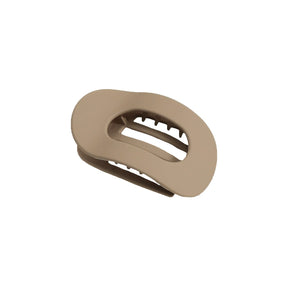 Eva hårklemme i mat beige fra By Stær – flad og buet acetatklemme i trendy design