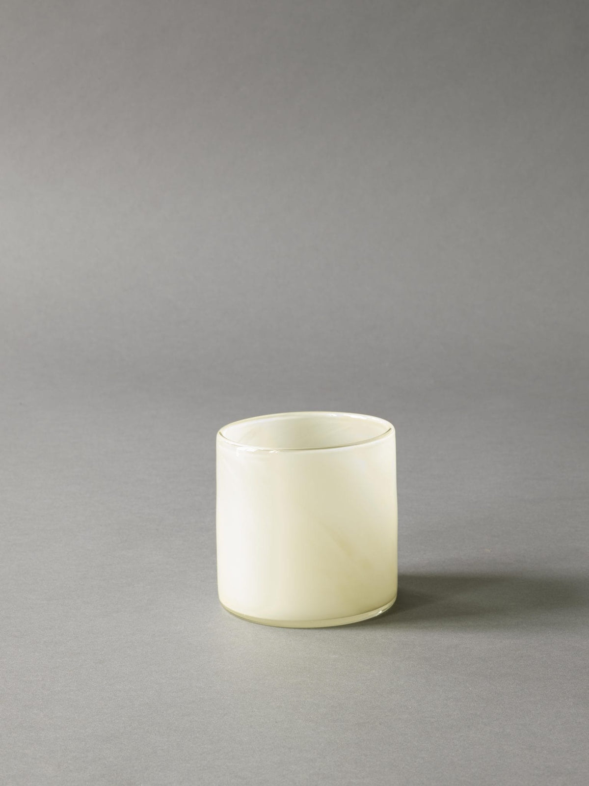 Tell Me More Lyric lysestage small – linen mundblæst glasstage med lys og naturlig tone