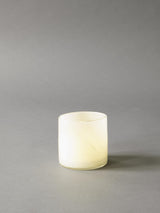Tell Me More Lyric lysestage small – linen mundblæst glasstage med lys og naturlig tone