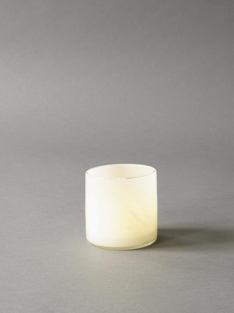 Tell Me More Lyric lysestage small – linen mundblæst glasstage med lys og naturlig tone
