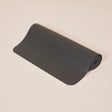 Moonchild yogamåtte i Onyx Black i naturgummi med skridsikker overflade
