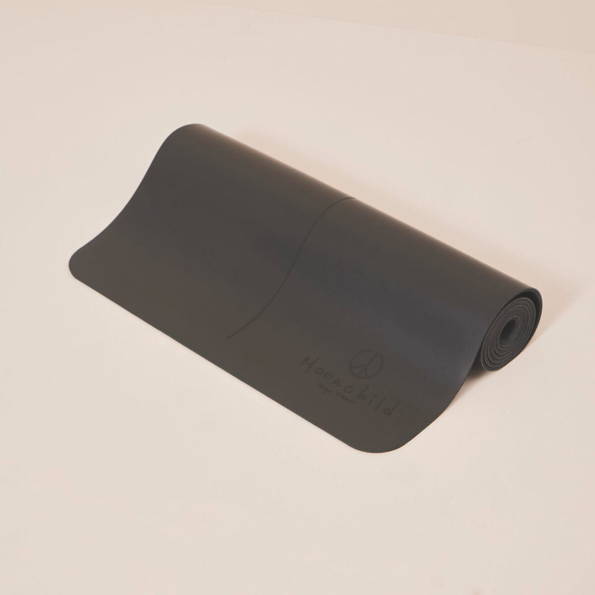 Moonchild yogamåtte i Onyx Black i naturgummi med skridsikker overflade