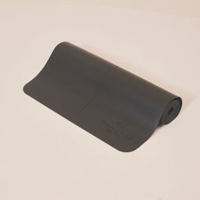 Moonchild yogamåtte i Onyx Black i naturgummi med skridsikker overflade