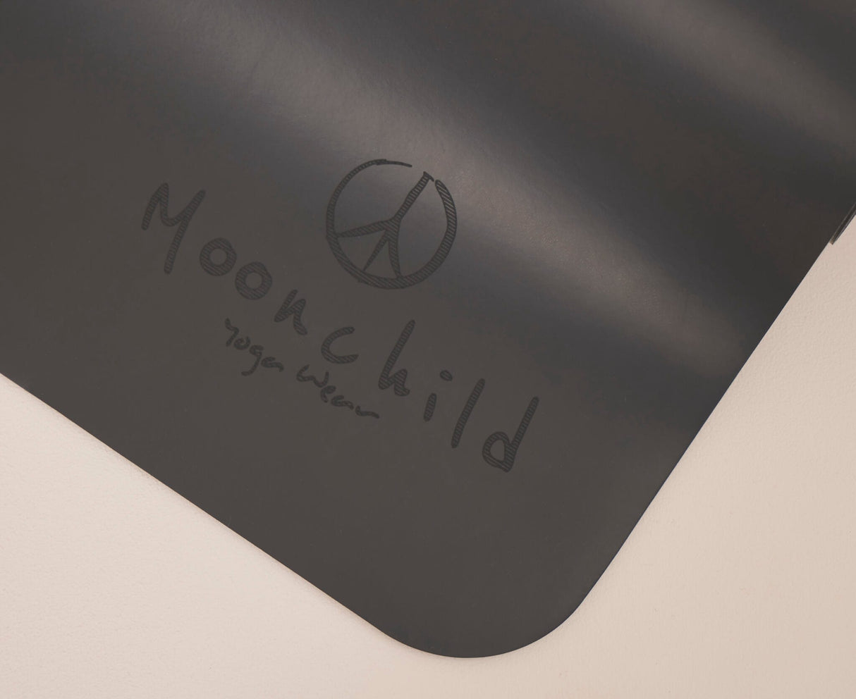 Moonchild yogamåtte i Onyx Black i naturgummi med skridsikker overflade