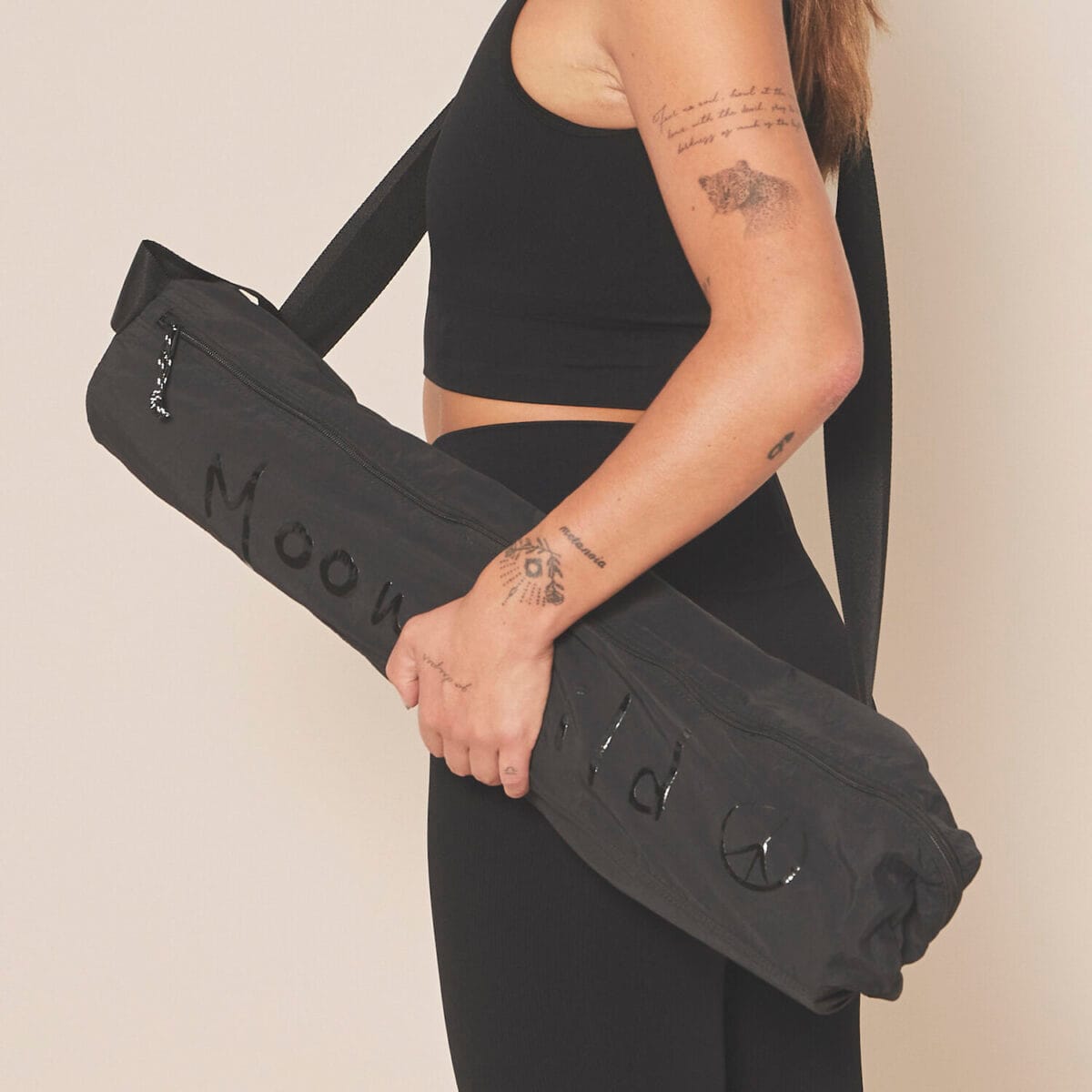Moonchild yogataske i sort med justerbar skulderrem og plads til yogamåtte