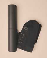 Moonchild yogamåtte i Onyx Black i naturgummi med skridsikker overflade og Moonchild yogataske i sort med justerbar skulderrem og plads til yogamåtte