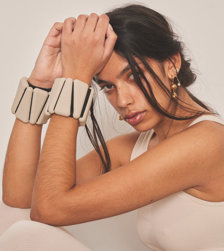 Moonchild Weight Bangles i farven sand – justerbare vægtarmbånd i blød silikone