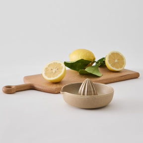 Tell Me More Palermo citronpresser i glaseret stentøj, sand – rund form med reaktiv glasur