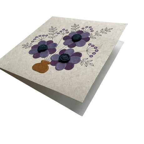 Kort i genanvendt papir – Lilla blomster (14x14 cm)