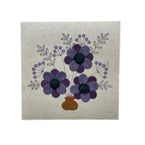 Kort i genanvendt papir – Lilla blomster (14x14 cm)