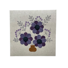 Kort i genanvendt papir – Lilla blomster (14x14 cm)