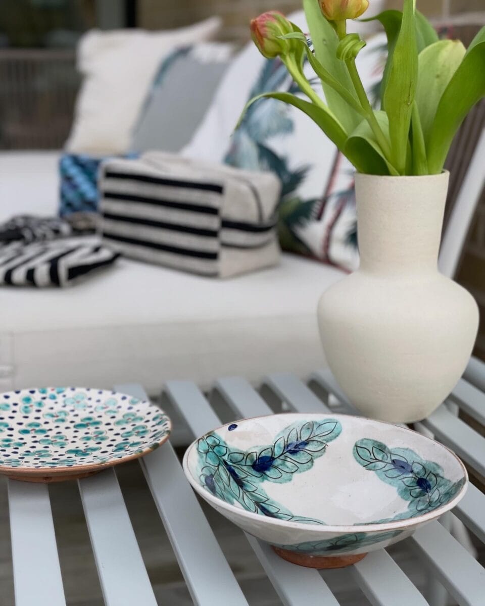 Smuk råhvid keramik med blomster