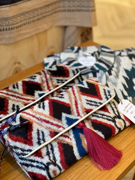 Ikat velourtaske og Ikat bomulds pyjamas