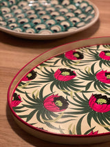 Metalbakke med malede blomster
