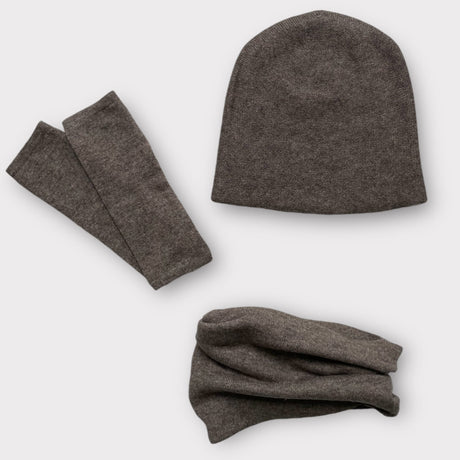 Kaffebrun cashmere beanie, handsker og halsedisse
