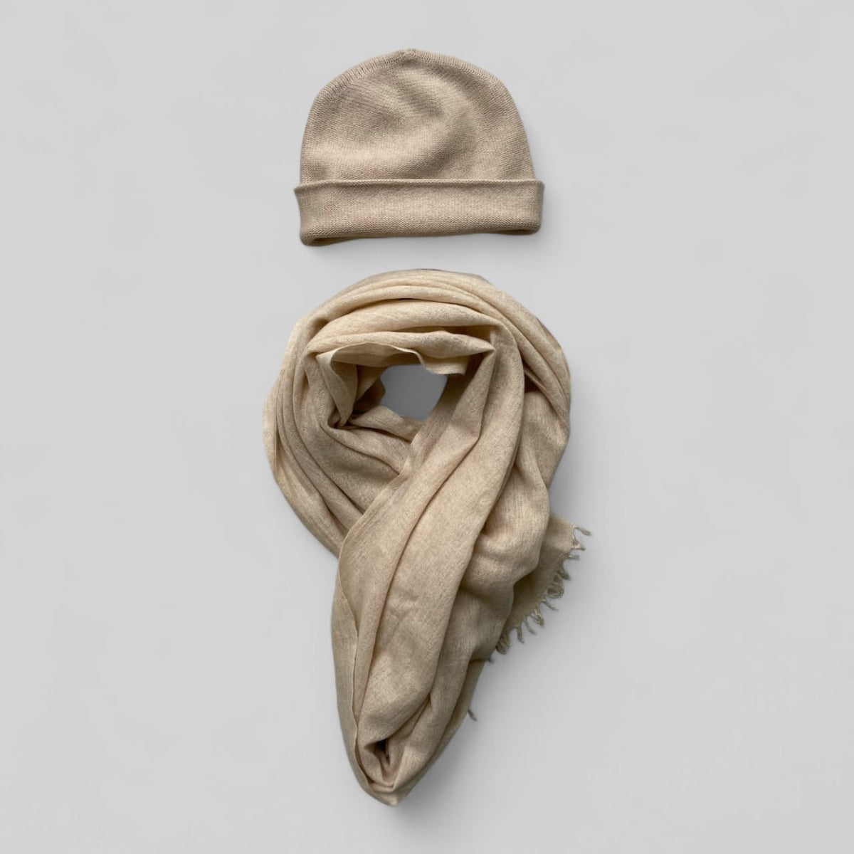 Pudderfarvet cashmere hue og tørklæde