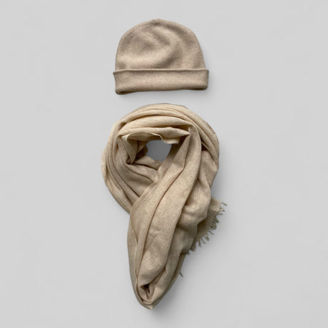 Pudderfarvet cashmere hue og tørklæde