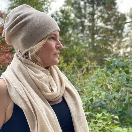 Pudderfarvet cashmere hue og tørklæde